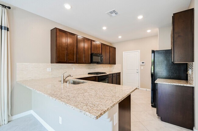 Photo - Look No Further! Lovely 3 Bedroom And 2.5 ...