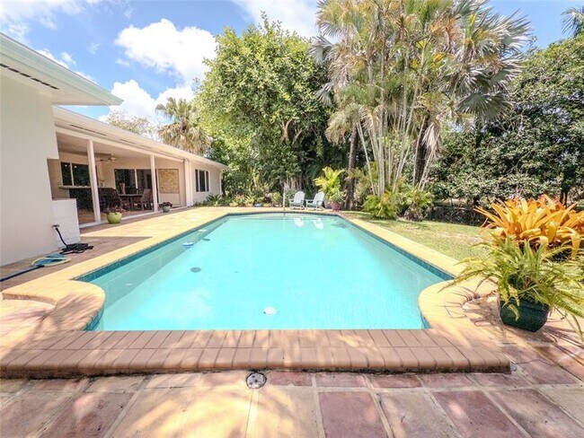Photo - 560 SW 62nd Ave Casa