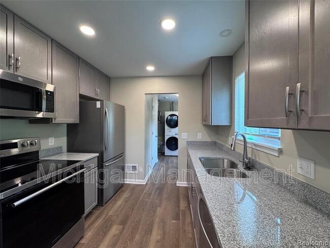 Photo - 21104 Inkster Rd