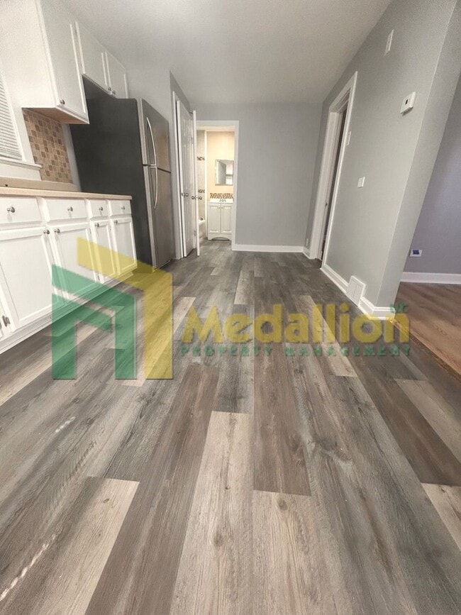 Photo - Updated 1-Bedroom Coach House with In-Unit Laundry Unidad COACH
