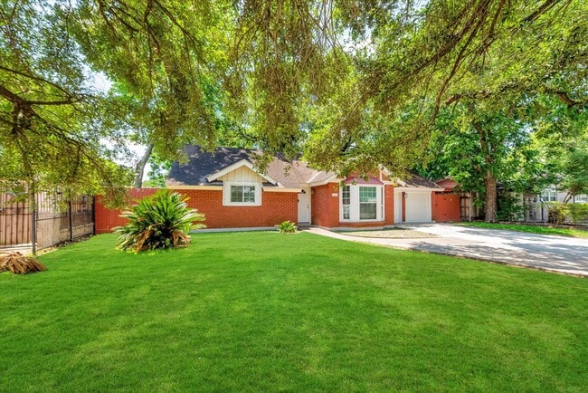 Photo - 7119 Bellaire Blvd