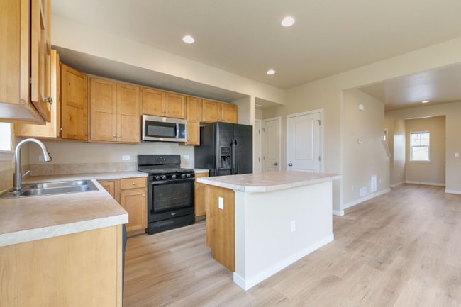 Photo - 409 Toronto St