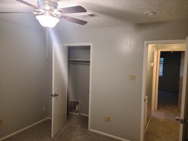 Building Photo - 17 Capewood Ct