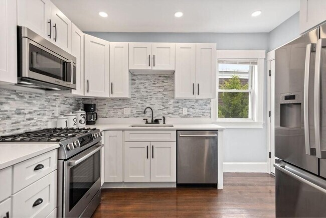 Building Photo - 389 Centre St Unit 1