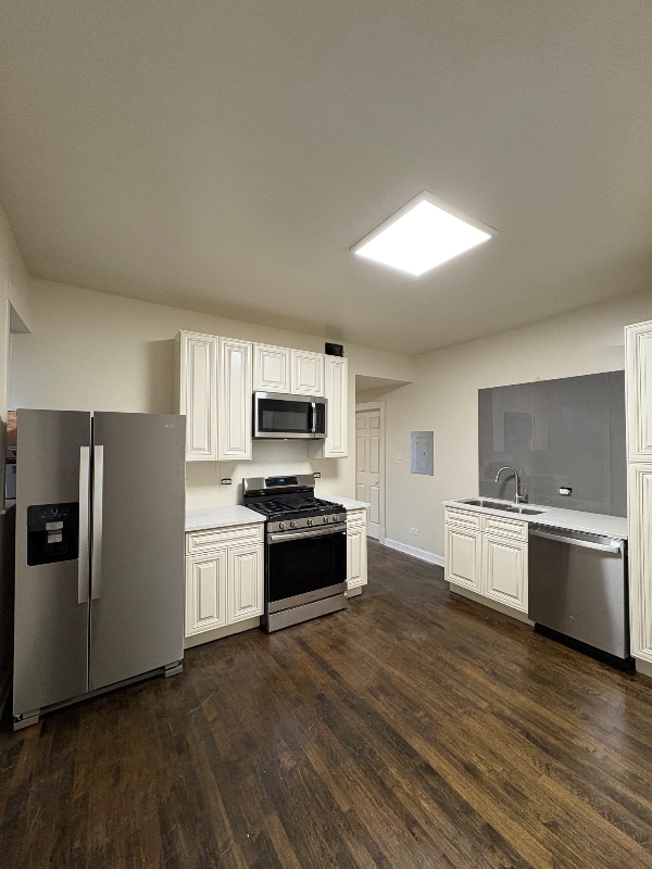 Building Photo - 3547 W Dickens Ave Rental