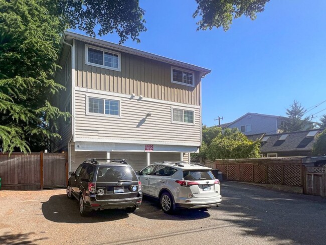 Building Photo - 2Bd/1.75Ba Seattle Condo Unit 301