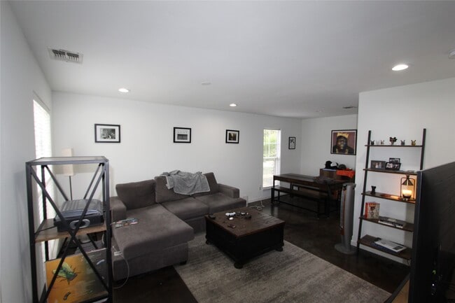 Photo - 301 Willard St