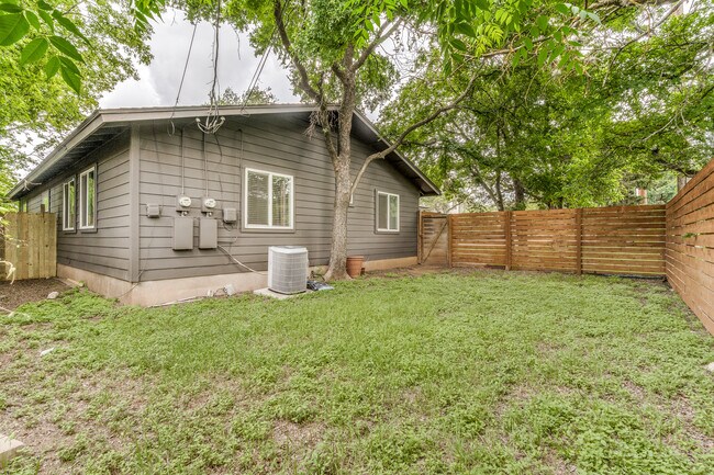 Patio lateral privado - 3503 Clawson Rd Apartamentos