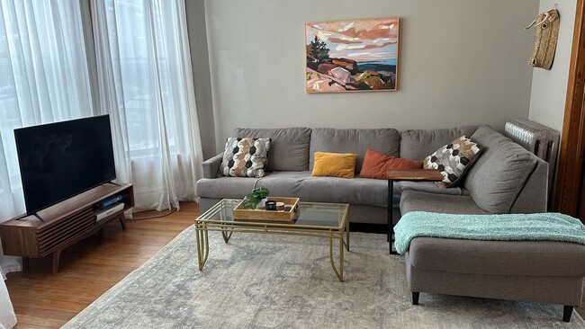 Building Photo - 155 E 12th St