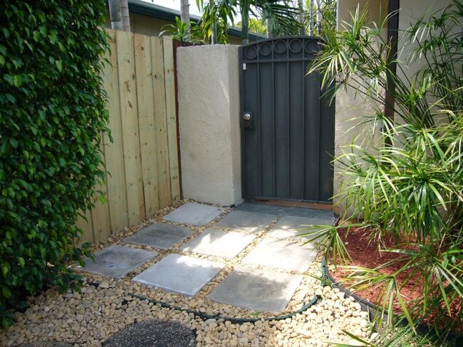 Private Entrance - 5080 SW 66th Ave Unit Studio