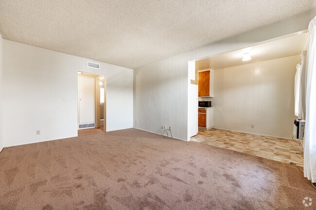 1BR, 1BA - 725SF - Living Room
