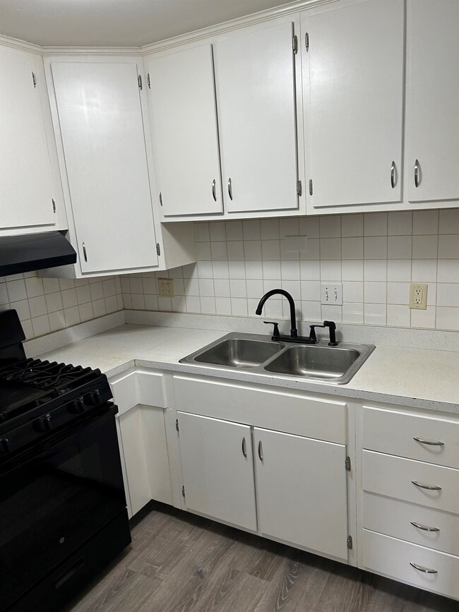 Photo - 228 E Oak Cliff Ct
