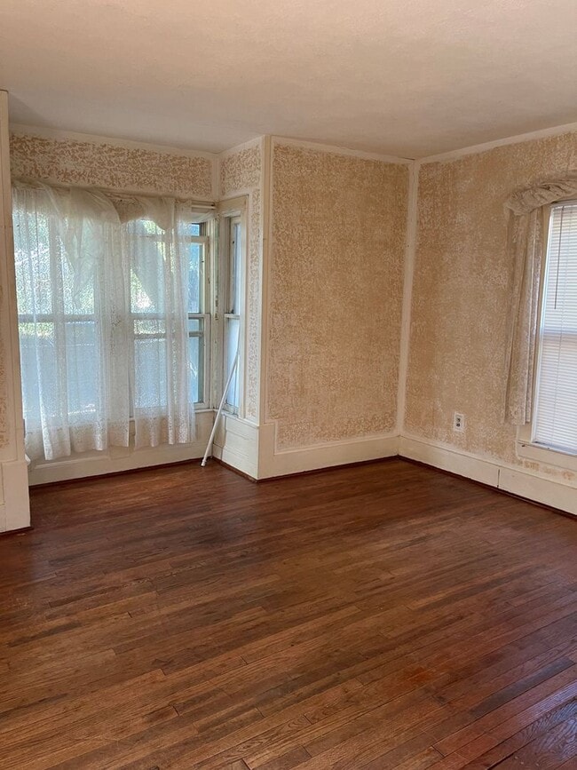 Photo - $1100 - 3 bed 1 bath - Single Family Home