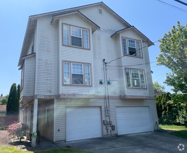 Building Photo - Light Filled Townhome - Judkins Park