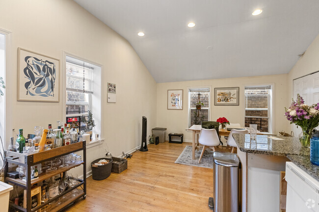 Building Photo - 2016 W Wabansia Ave Unit CH Rental