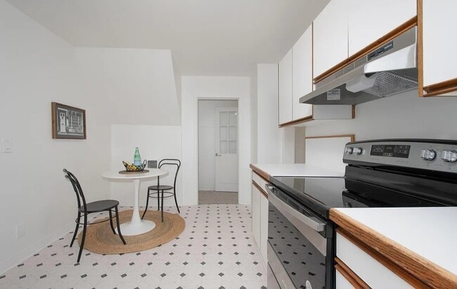 kitchen and dining area - 2285 SW Briggs Rd Unit 2289
