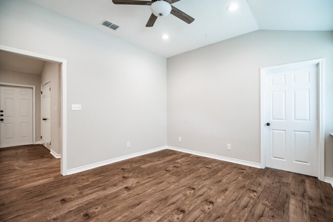 Photo - 803 S Main St