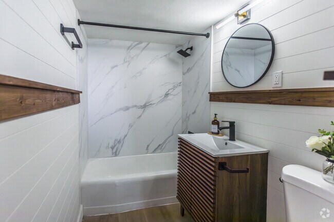 1BR, 1BA - 615SF - Bathroom - Bonsai at Central Gardens