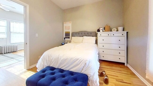 Photo - Second Floor East Lakeview One Bedroom Includes Heat Unit 706 2B