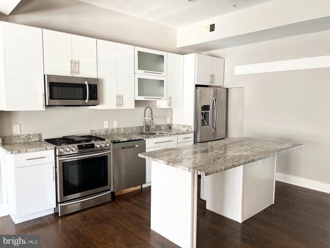 Photo - 1620 E St NE Unit 3