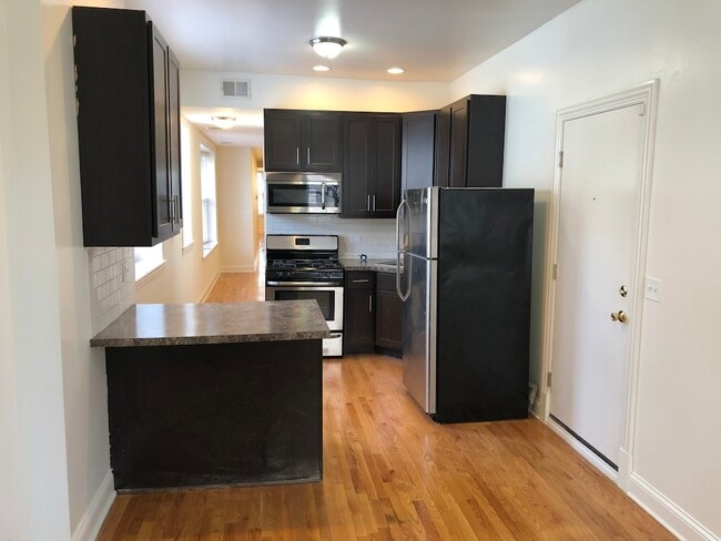 Building Photo - 4452 N Sheridan Rd Unit 3