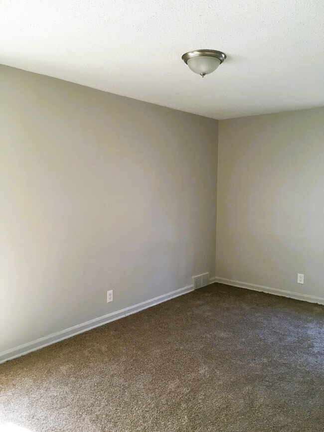 Photo - 18457-59 Hoover Unit 57