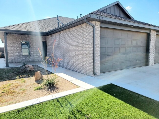 Building Photo - Stunning 3 Bedroom Townhome in Frenship School District