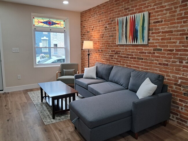 Photo - 2228 Bank St