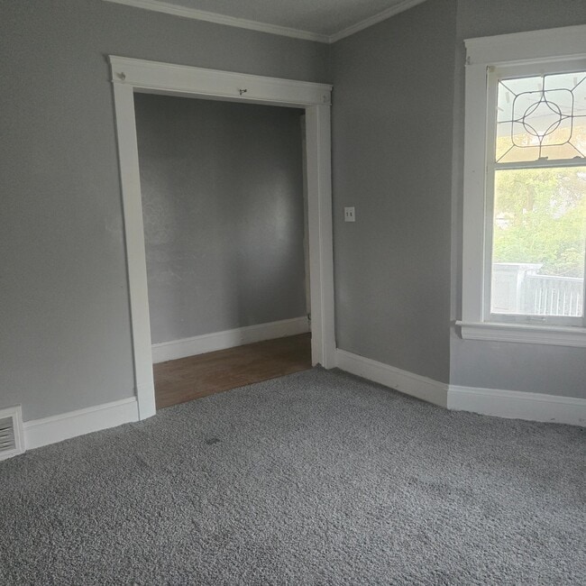 Building Photo - 1853 Mannering Rd Unit 3