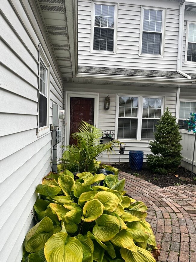 Stunning 3 Bedroom Townhome ! - Stunning 3 Bedroom Townhome !