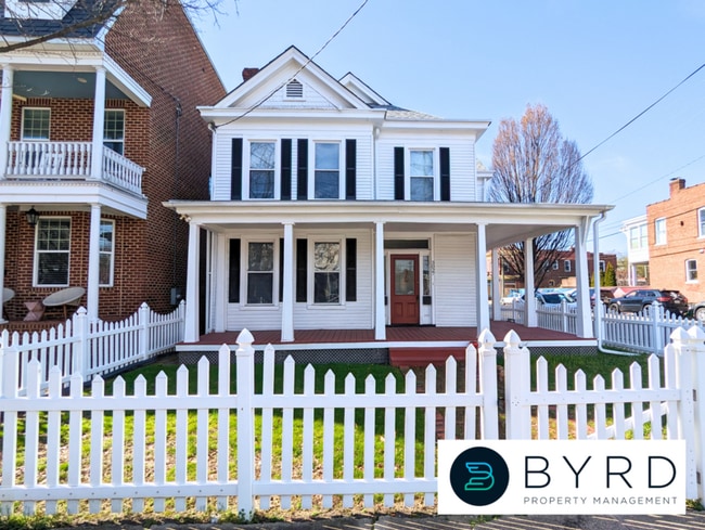 Building Photo - 3027 Floyd Ave Unit 2