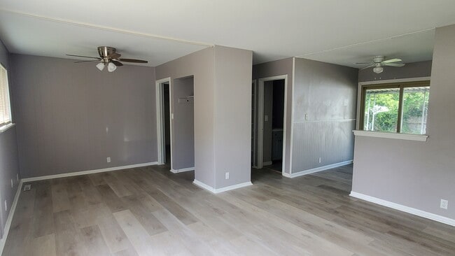 Photo - 805 Hemphill Rd