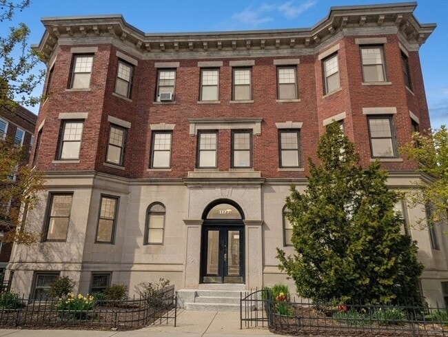 Building Photo - 1177 Commonwealth Ave Unit 6