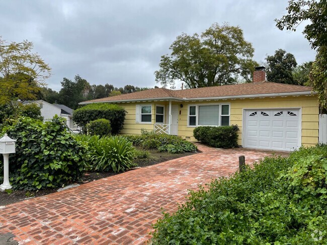 Building Photo - Charming 3 Bedroom 2 Bath Single Family Ho... Rental