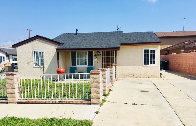 Building Photo - 18436 Roslin Ave