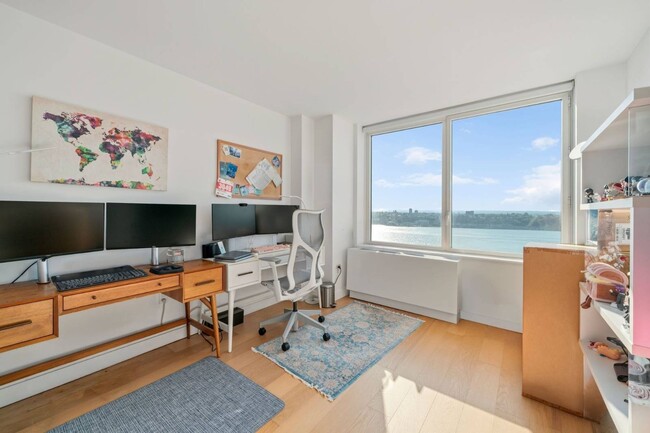 Photo - 550 W 45th St