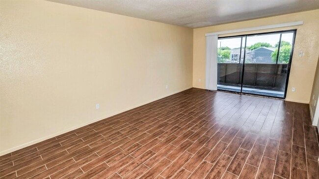 Building Photo - 3035 Walnut Bend Ln Unit 35