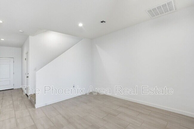 2761 W Seaver Ave