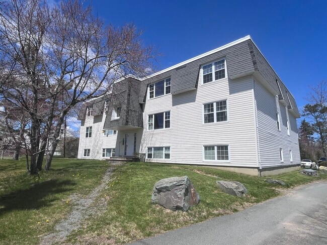 Building Photo - SPACIOUS RENOVATED TWO BEDROOM APARTMENT -... Unit 12