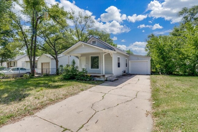 Building Photo - 2 Bedroom 1 Bath with attached garage. Move In ready Southeast Wichita