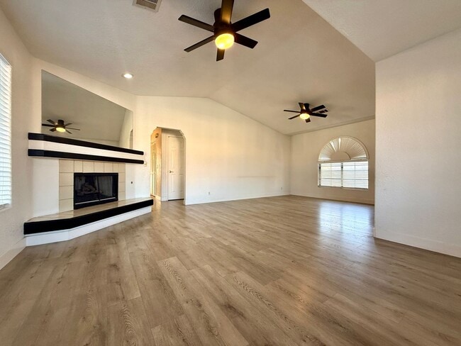 Building Photo - 2 BEDROOM CONDO WITH 2 BALCONIES, RIGHT NEXT TO THE POOL, MINUTES FROM THE STRIP