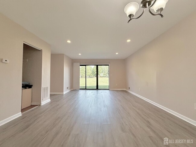 Photo - 250 Bromley Pl