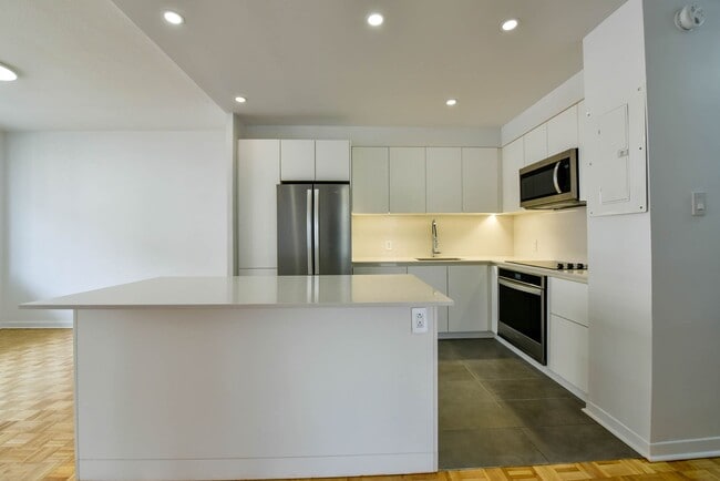 Building Photo - 900 Av. Rockland Unit 611