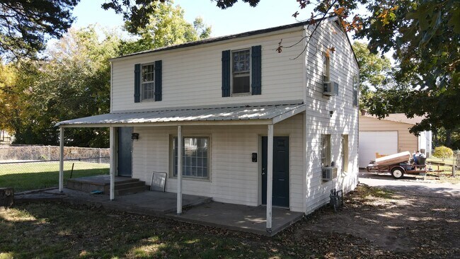 Building Photo - 904 N Grand Ave Unit B Rental