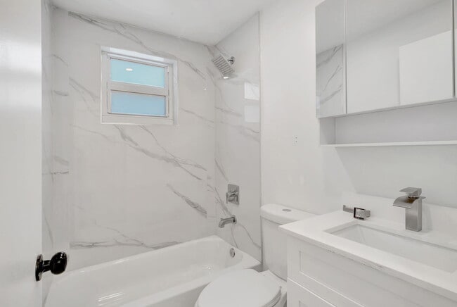 Building Photo - 1260 SW 4th St Unit 3