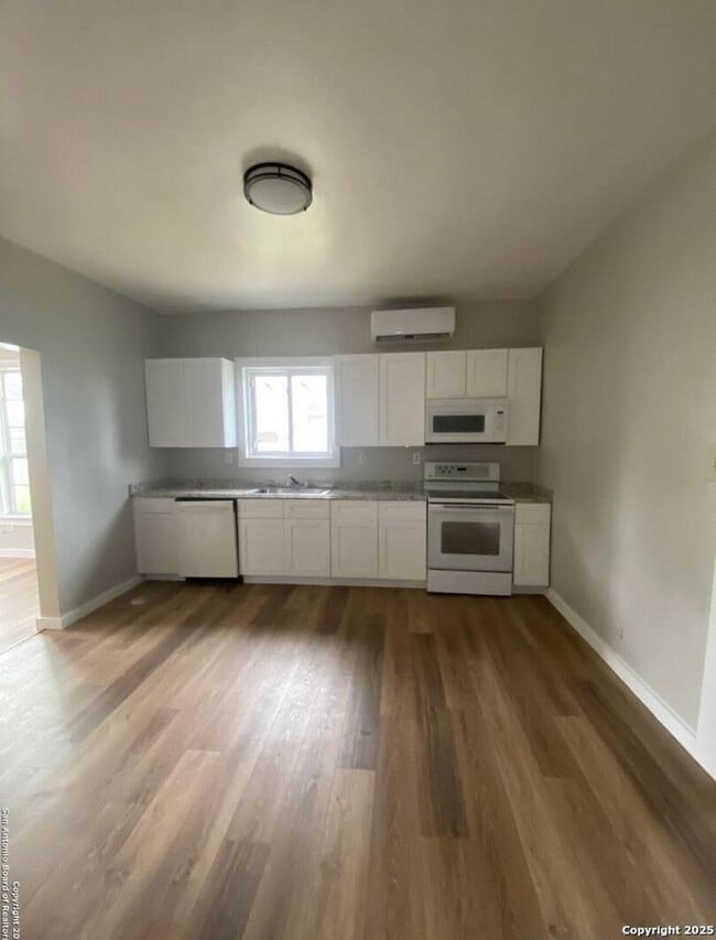 Photo - 143 E Baylor St