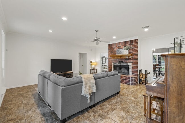 Photo - 1694 McLennan Crossing Rd