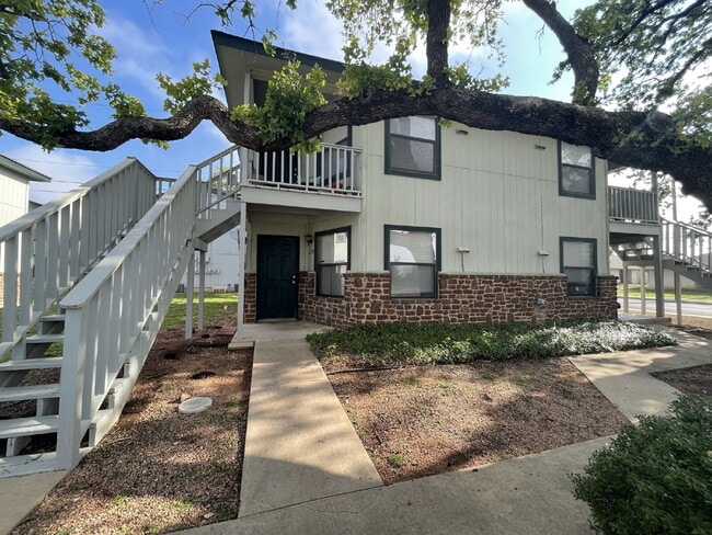 Building Photo - Upstairs 1/1 Rental
