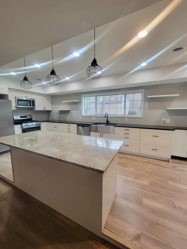 Photo - Bright, Modern, and Beautifully Updated 3 Bed + Loft, 2.5 Bath Home in the Heart of Hopkins, MN -...