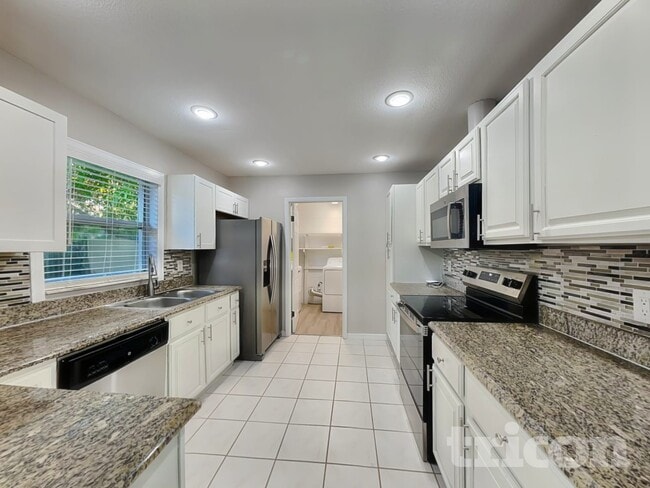 Photo - 823 Balsamwood Ln